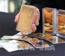 Giá vàng giảm hơn 1% sau thỏa thuận thương mại Mỹ-Anh
