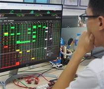 Khối ngoại đảo chiều mua ròng, VN-Index áp sát ngưỡng 1.370 điểm