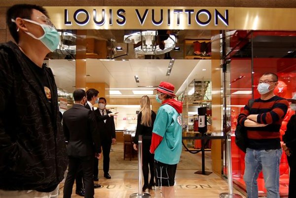Tài sản của CEO Louis Vuitton đã vượt qua 200 tỷ USD bạn có muốn đầu tư  cùng người giàu nhất thế giới