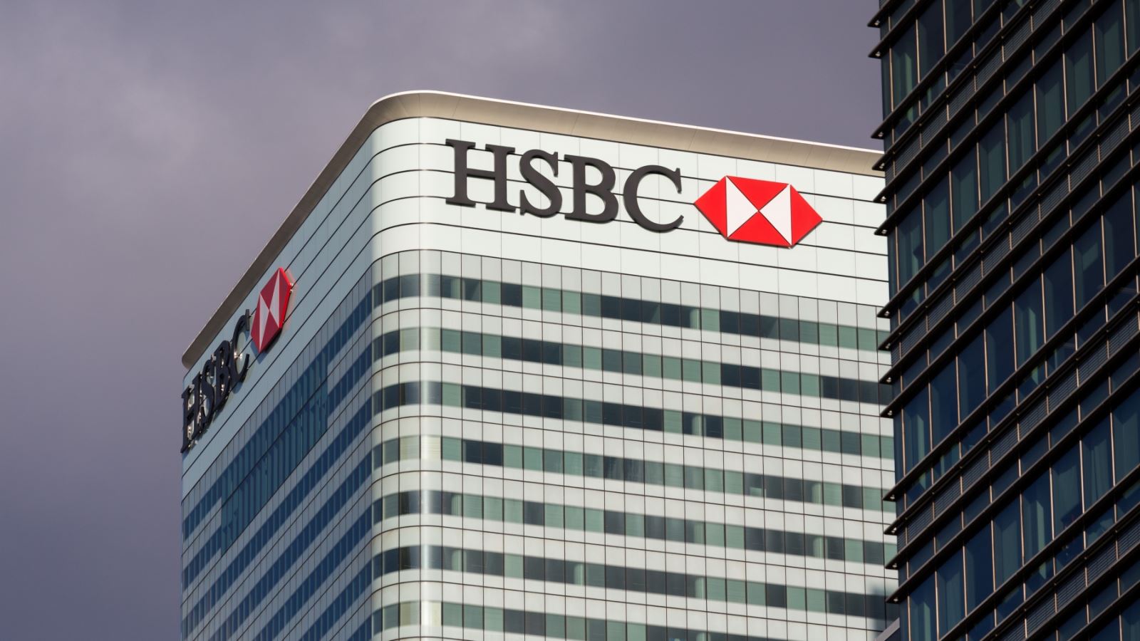 hsbc-m-u-n-m-2024-v-i-th-ng-v-chuy-n-nh-ng-t-i-ph-p