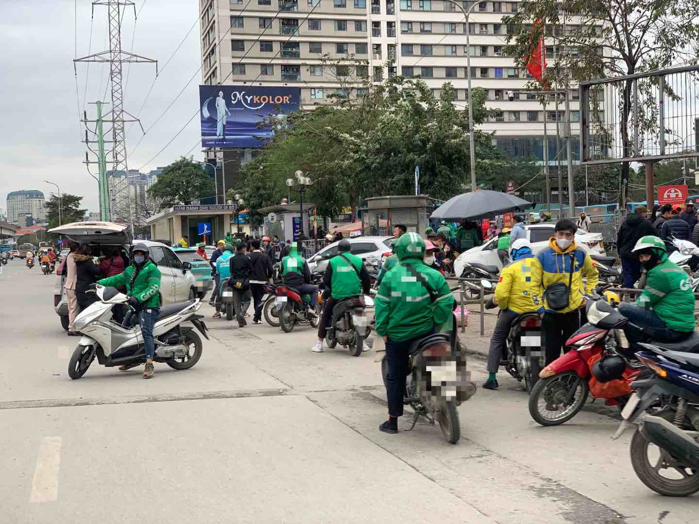 Tài xế xe ôm công nghệ chạy hơn 10 tiếng vẫn không đủ lo cho gia đình