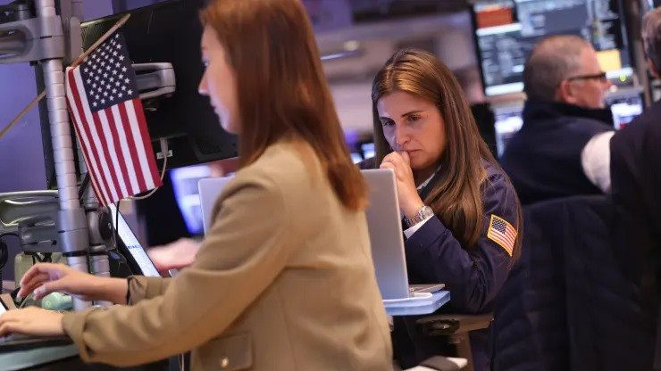 Chứng khoán Mỹ chìm trong sắc đỏ, Dow Jones có lúc giảm gần 700 điểm khi GDP quý 1 của Mỹ kém xa kỳ vọng