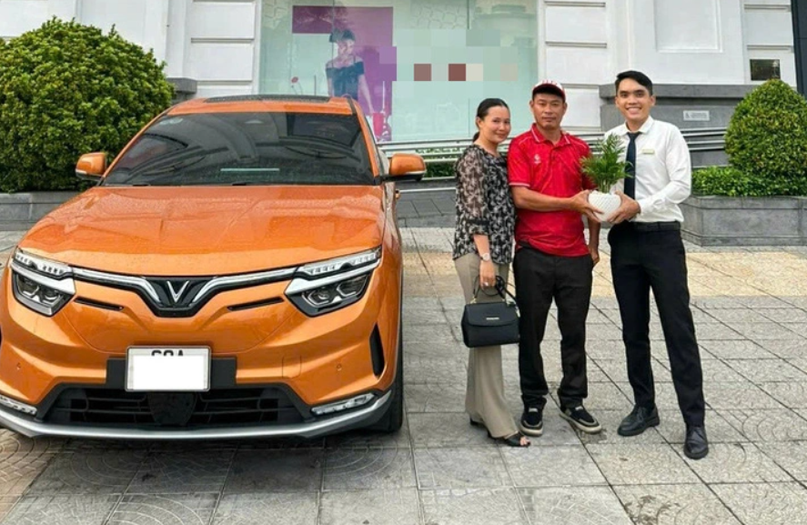 Chủ xe VinFast VF 8 tự dán tem kỷ niệm chiến thắng lịch sử