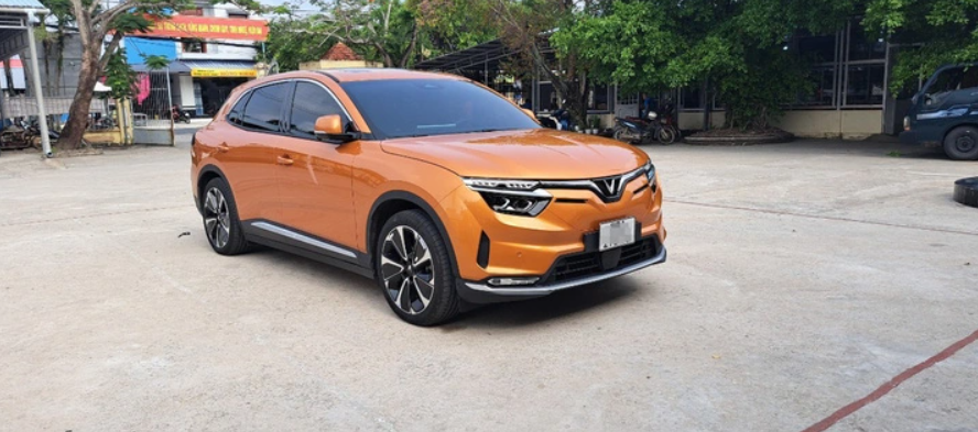 Chủ xe VinFast VF 8 tự dán tem kỷ niệm chiến thắng lịch sử