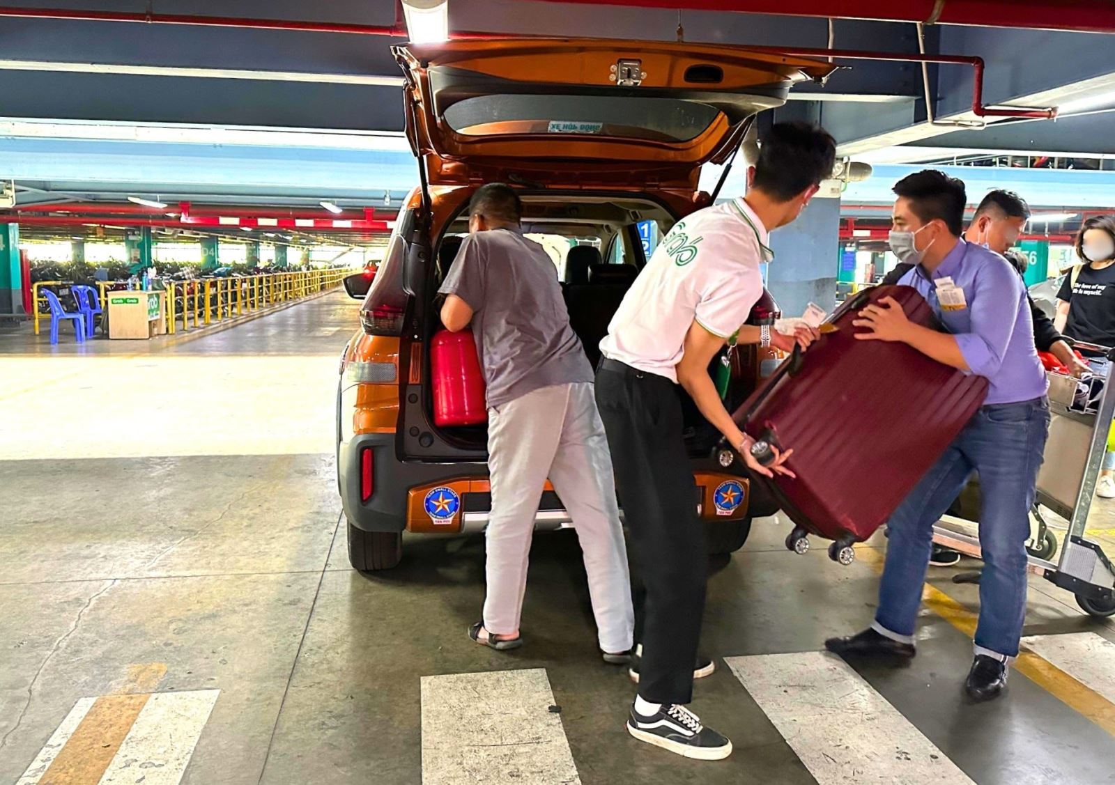 nguoi dung lua chon su dung dich vu grabcar tai ga quoc noi san bay tan son nhat tp hcm