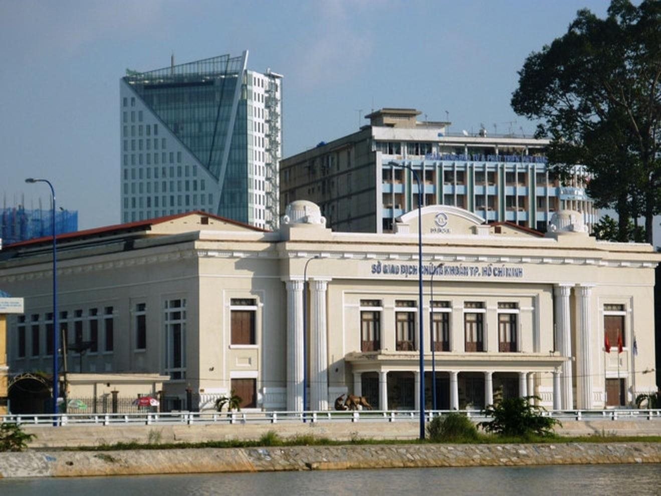 hai san chung khoan tphcm va ha noi sap ve chung mot nha 30 141405