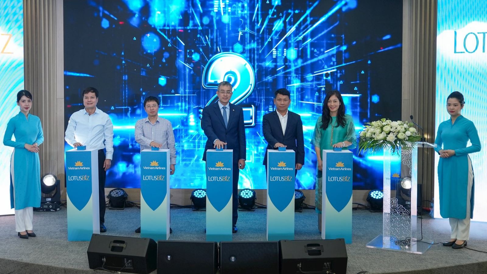 1 ong nguyen quoc hung cuc truong cuc quan tri vpcp ong nguyen cao cuong pho tong gd tong cong ty cang hang khong viet nam ong dang ngoc hoa chu tich hdqt vna chuc mung ra ma