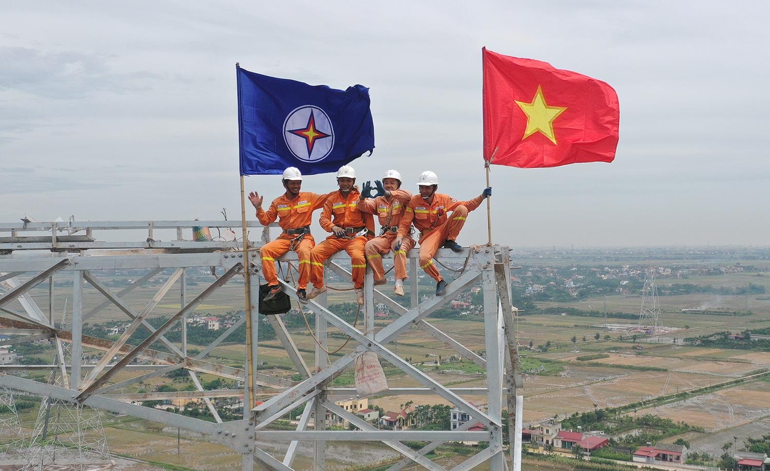 8 tap the 6 ca nhan thuoc evn duoc thu tuong chinh phu tang bang khen vi co thanh tich xuat sac trong xay dung duong day 500kv mach 3 2
