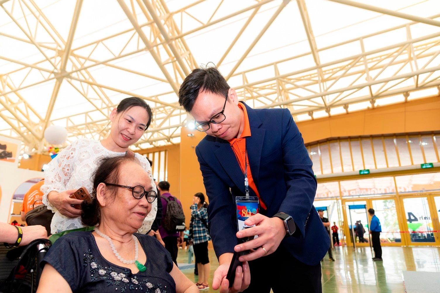 khach trai nghiem giai phap cham soc suc khoe tu xa ung dung ai