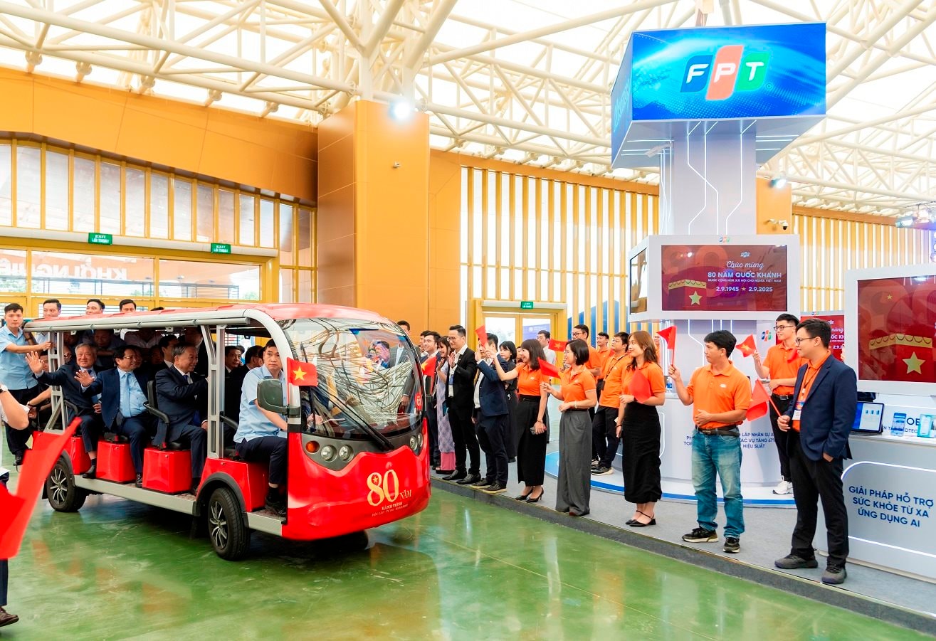 tong bi thu to lam va thu tuong pham minh chinh tham quan gian hang trien lam cua fpt