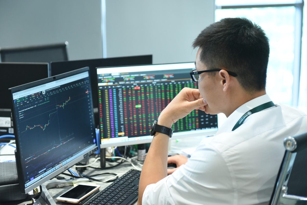 Cơ hội nổi bật ở nhóm cổ phiếu chứng khoán