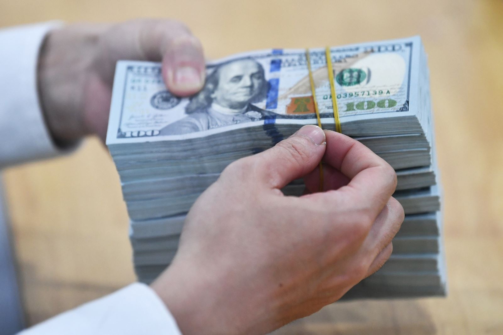 Giá xăng dầu làm tỷ giá gặp áp lực, NHNN có biện pháp gì?
