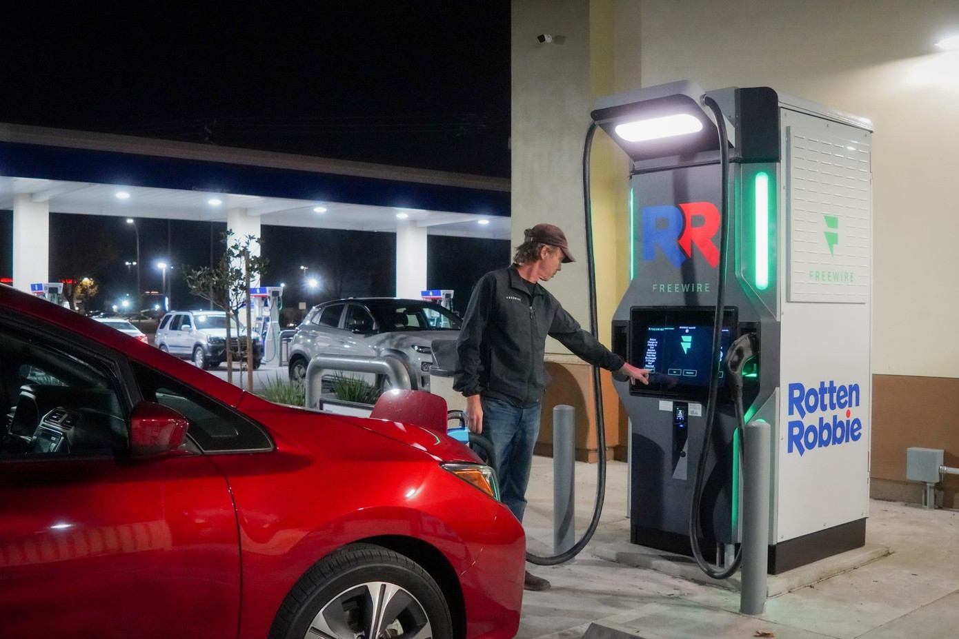 Động thái của châu Âu trước khủng hoảng xăng dầu