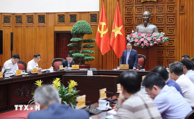 Thủ tướng: Dứt khoát không để thiếu xăng dầu cho sản xuất, kinh doanh, tiêu dùng