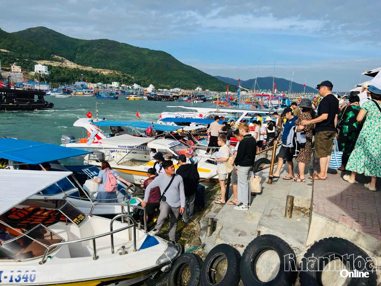 Du lịch biển, đảo: 'Cùng chịu khó, cùng vượt khó'
