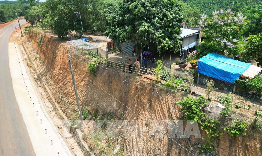 Đồng Nai kiểm tra vụ nhà dân “treo” cao 12m so với mặt đường