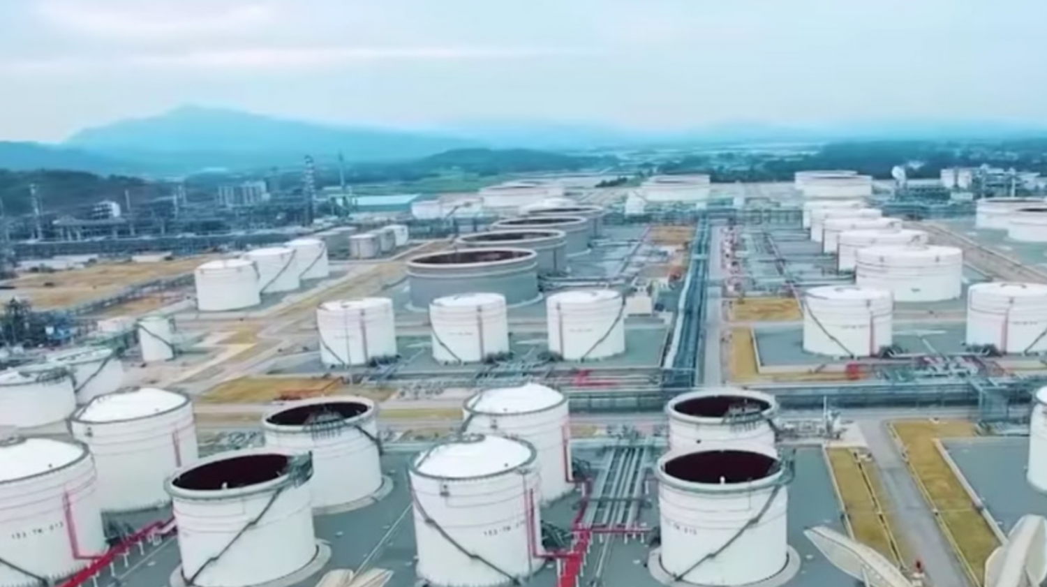 Các quốc gia ứng phó khủng hoảng xăng dầu ra sao? 