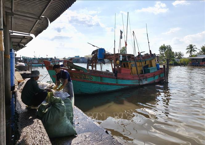 Gỡ khó cho ngư dân trước biến động giá nhiên liệu