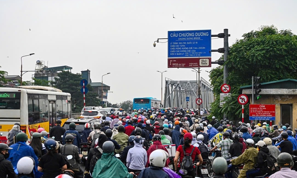 Hà Nội tăng cường điều tiết, khuyến nghị người dân đổi giờ đi lại khi sửa cầu Long Biên