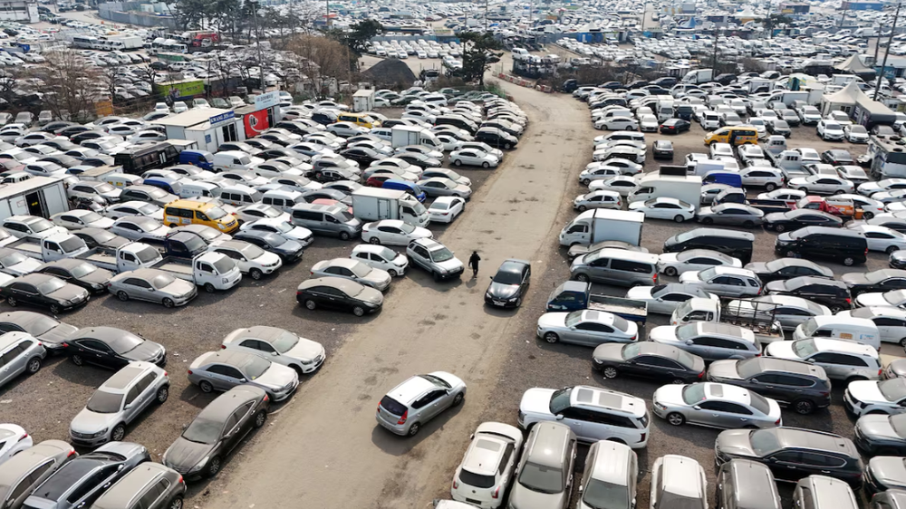 Hàng loạt xe sang bị mắc kẹt do xung đột ở Trung Đông