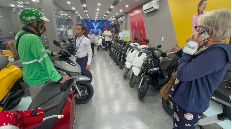Đua nhau đổi xe máy điện, tài xế công nghệ phải chờ vài tuần mới được nhận xe
