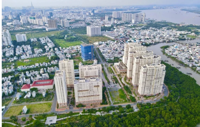 Giá nhà ở tiếp tục leo thang, thanh khoản thị trường chịu áp lực