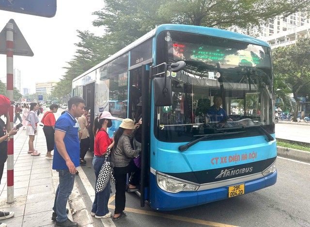 Hà Nội chưa có chủ trương miễn phí xe buýt cho tất cả người dân
