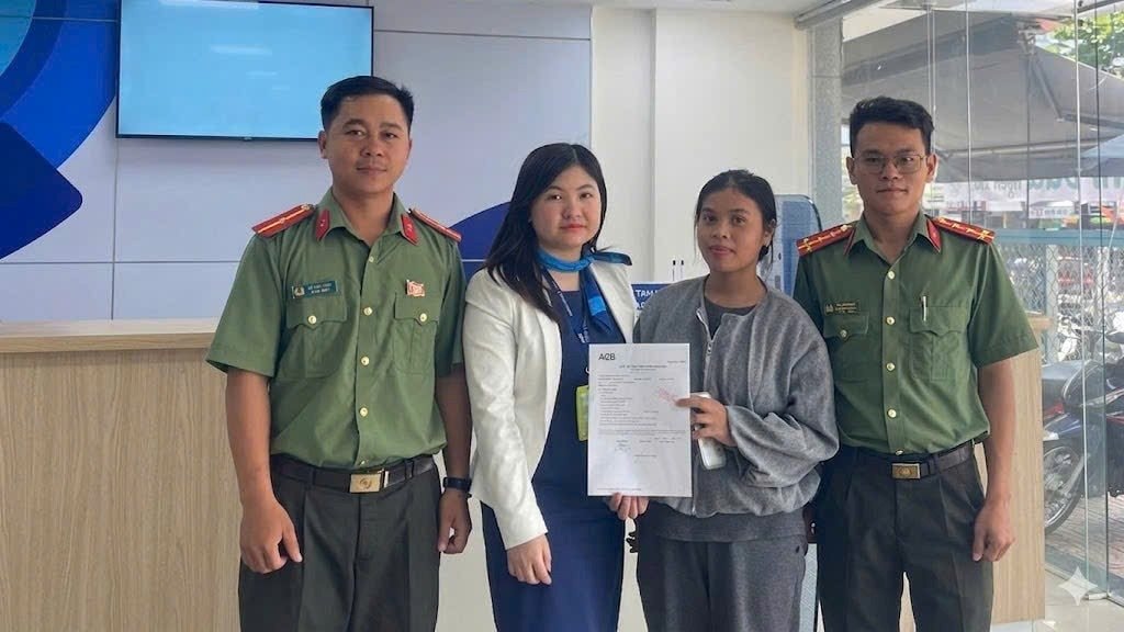 Tài khoản ngân hàng ACB 5 năm không dùng bỗng phát sinh giao dịch +500 triệu đồng, người phụ nữ ở Lâm Đồng được công an mời tới làm việc