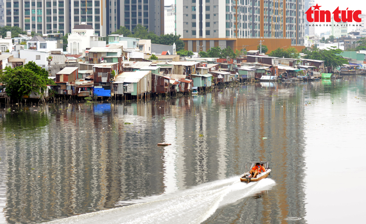 Xử lý tình trạng lấn chiếm lòng sông, đê điều trên địa bàn TP. Hồ Chí Minh
