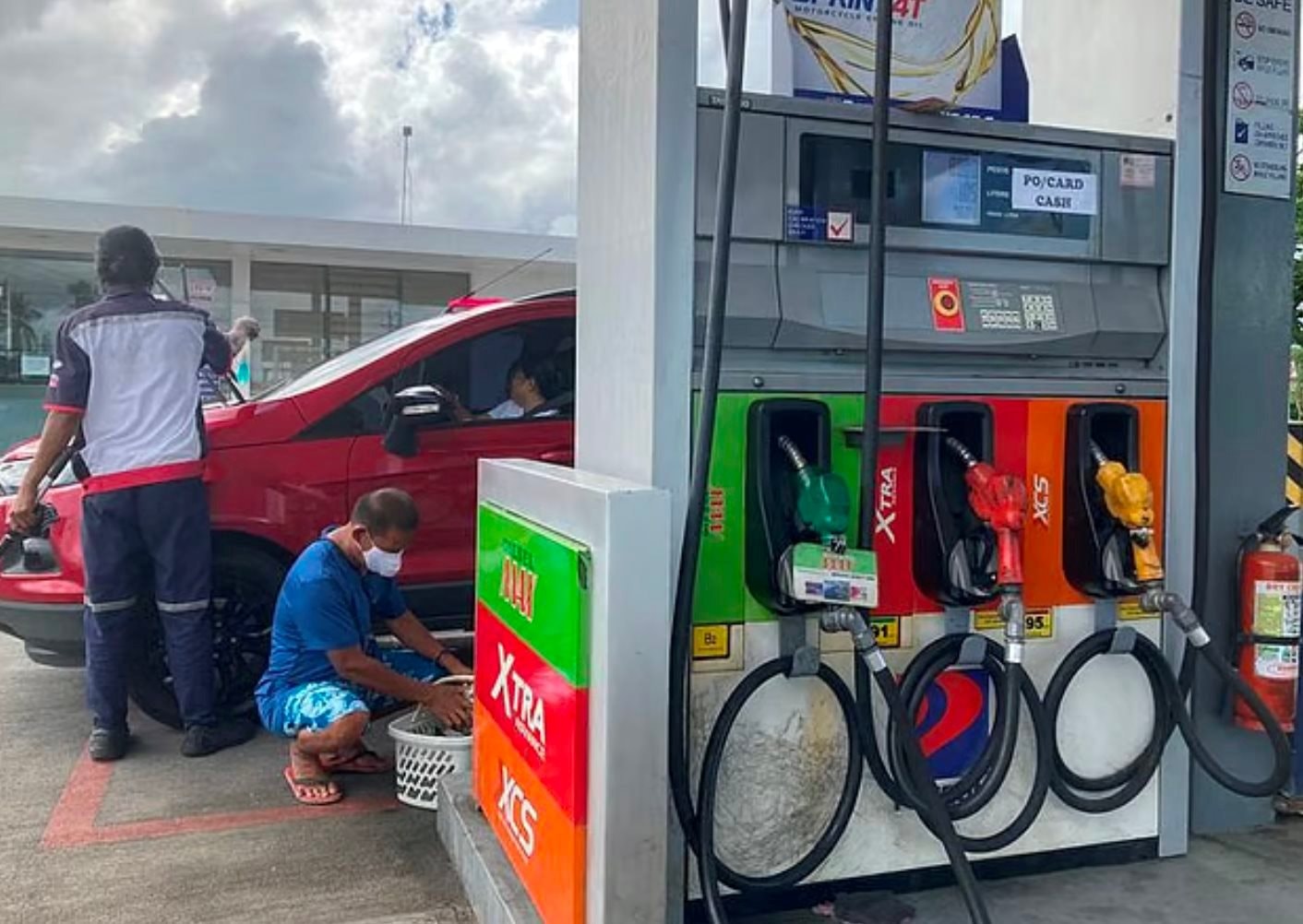 Giá xăng ở Thái Lan hơn 51.000 đồng/lít, Lào, Campuchia đóng cửa nhiều cây xăng, Việt Nam gây bất ngờ