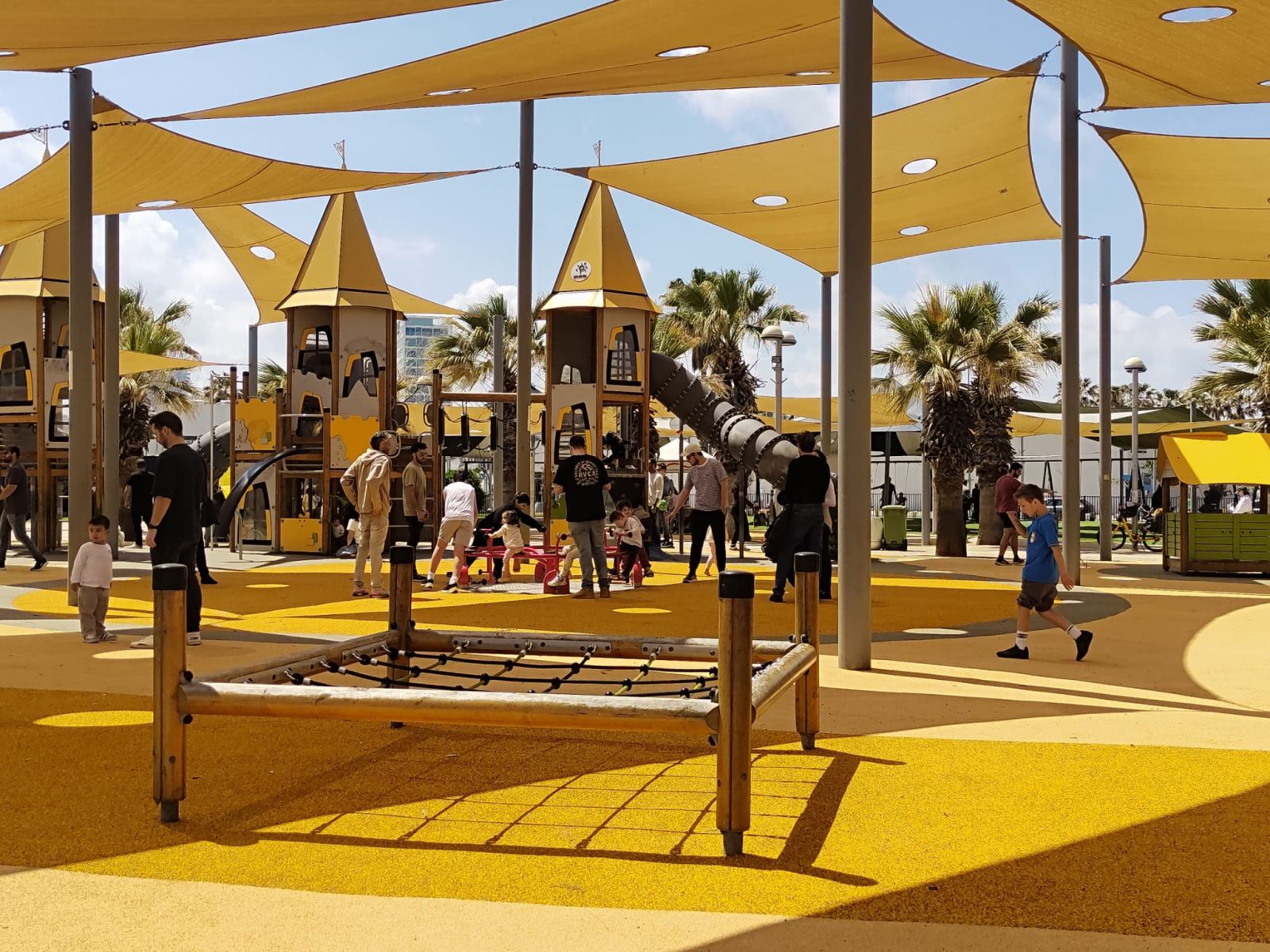 Tel Aviv ‘thức giấc’ sau lệnh ngừng bắn