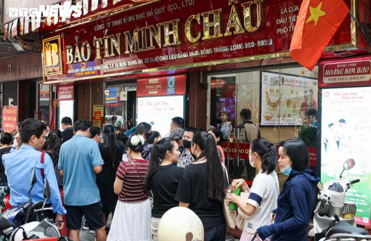 Khách ồ ạt bán vàng, cửa hàng không trả tiền ngay: Bảo Tín Minh Châu nói gì?