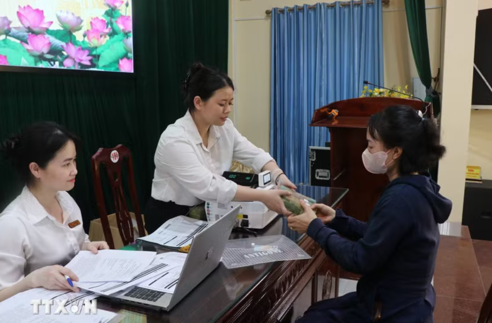 Nhiều hộ dân nhận thưởng vì bàn giao sớm đất ở cho dự án Sân bay Gia Bình