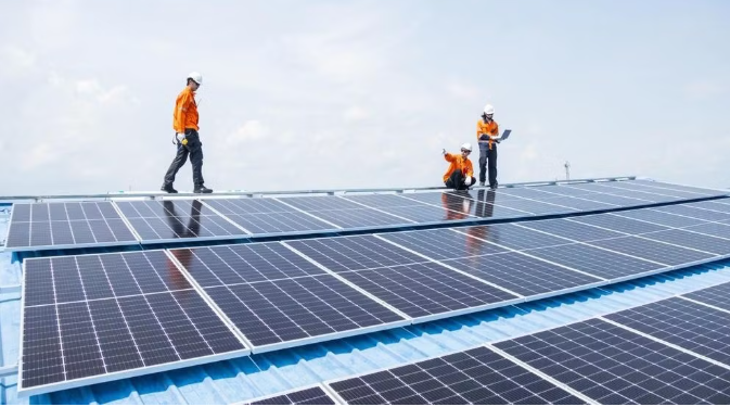 Điện mặt trời mái nhà kèm pin lưu trữ: Vì sao người dân còn e dè?