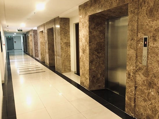 Người đàn ông từ chối trả phí thang máy vì sống ở tầng 1, bị công ty BĐS kiện vẫn khẳng định: “Không dùng thì không trả”