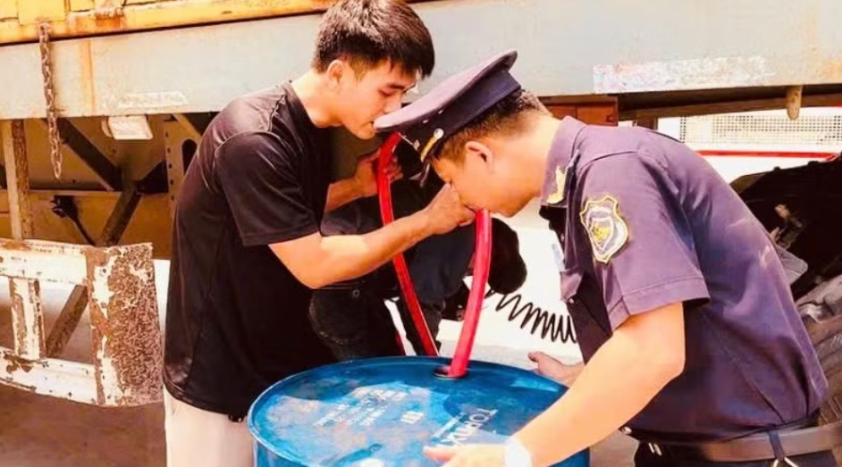 Siết chặt kiểm soát biên giới, phát hiện nhiều vụ vận chuyển trái phép xăng dầu và hàng cấm qua cửa khẩu Lao Bảo