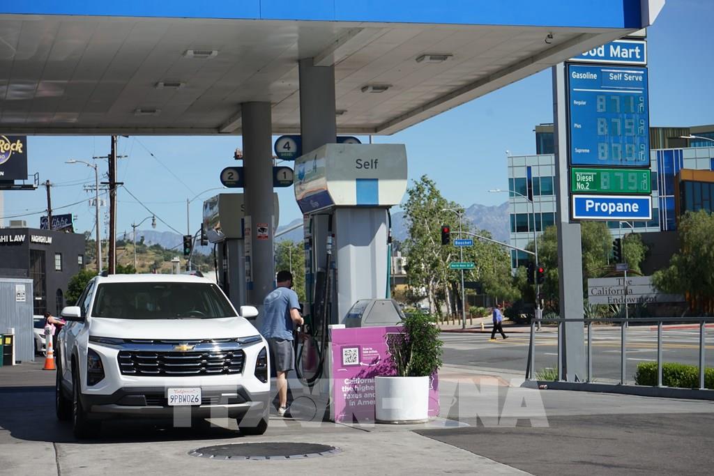 Giá cả leo thang vượt thu nhập khiến người Mỹ thắt chặt chi tiêu