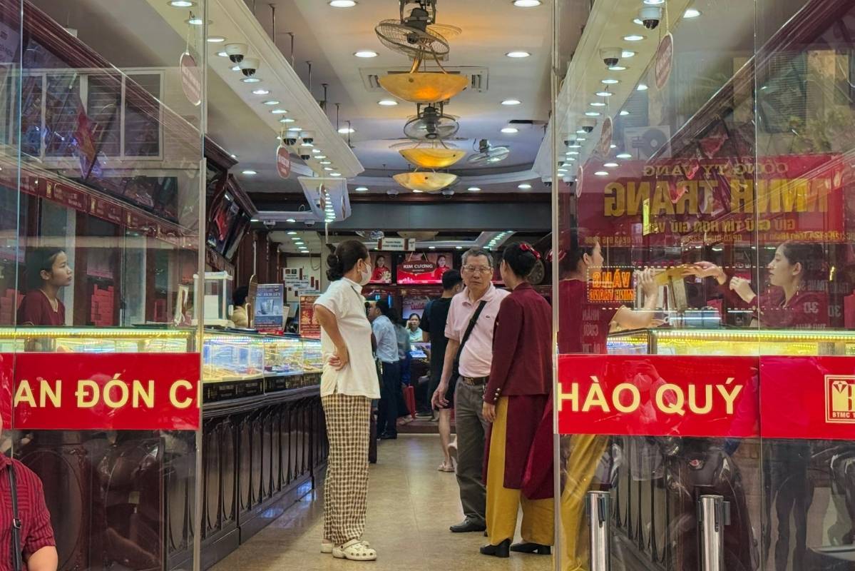 Giá vàng sụt giảm, cửa hàng không còn cảnh xếp hàng dài chờ mua