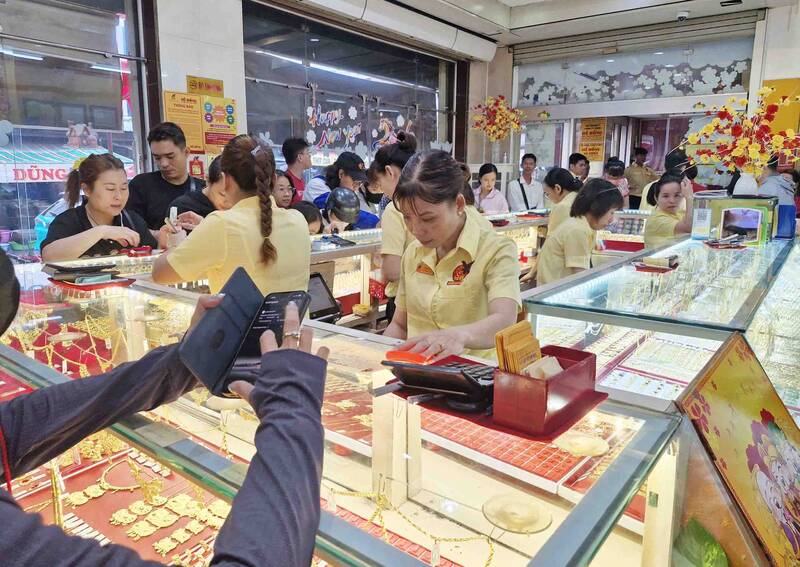 Thị trường vàng TPHCM dần thông thoáng