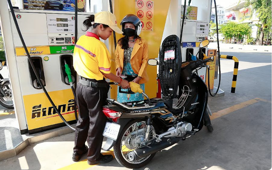 Trong khi láng giềng ban bố tình trạng khẩn cấp vì xăng dầu, Việt Nam gây bất ngờ khiến báo Nga thán phục