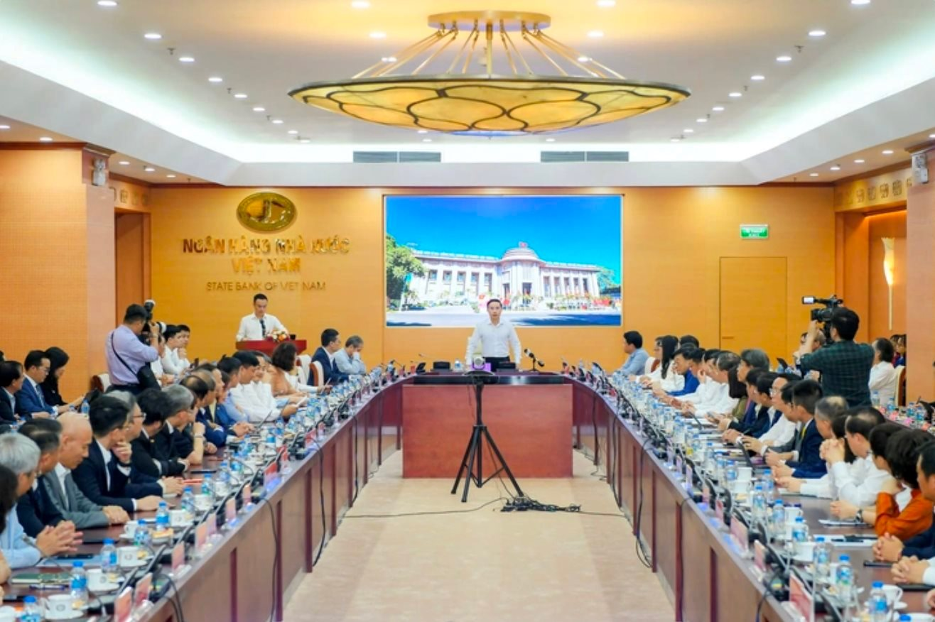 Tài chính tuần qua: Ngân hàng đồng loạt cam kết giảm lãi suất, phát hành trái phiếu doanh nghiệp bứt phá