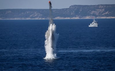 Eo biển Hormuz vẫn tắc vì Iran không tìm lại được chính thủy lôi của mình