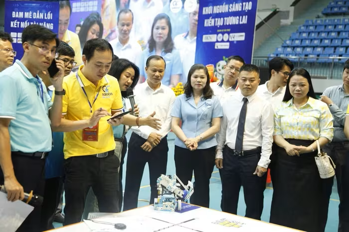 'Kỹ sư tí hon' lập trình giấc mơ cất cánh