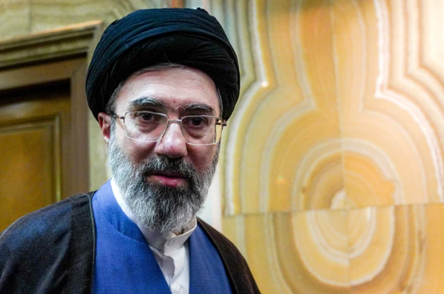 Lãnh tụ tối cao Iran bị thương nặng ở mặt và chân?