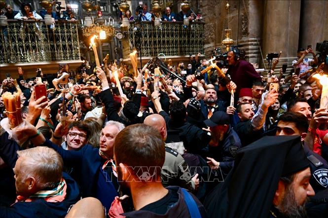 Jerusalem rực sáng trong lễ Lửa Thánh, thu hút hàng nghìn tín đồ Kito giáo