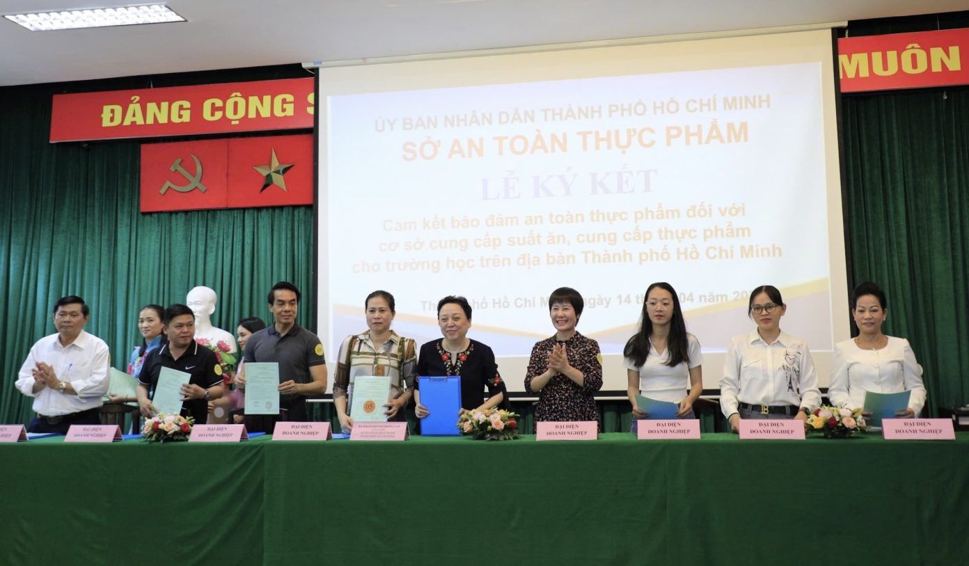 TPHCM siết an toàn bữa ăn học đường, 317 doanh nghiệp ký cam kết