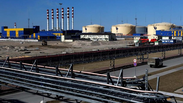 Chỉ còn dầu đủ dùng trong 50 ngày, quốc gia láng giềng Việt Nam gấp rút 'xin phép' Mỹ gia hạn mua dầu Nga