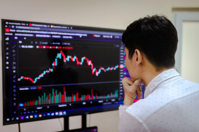 Chứng khoán diễn biến bất lợi, nhiều lãnh đạo và người thân khó mua gom đủ cổ phiếu