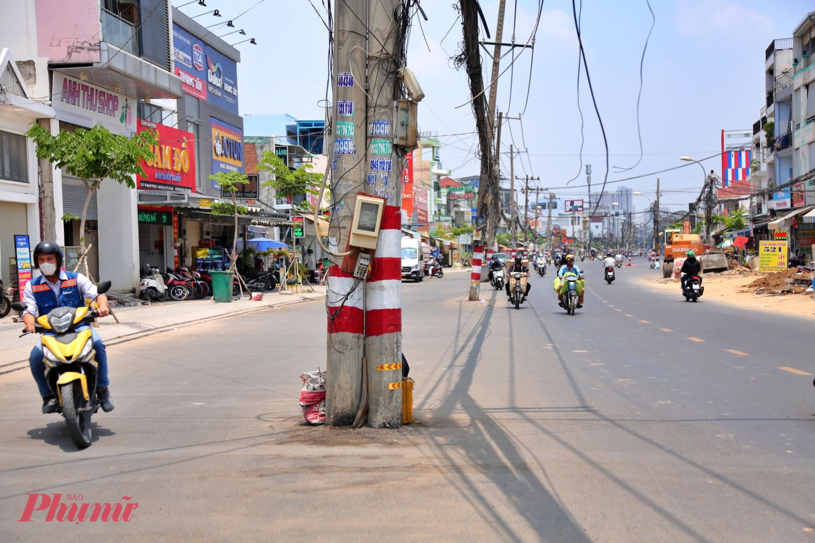 Điện lực TPHCM lên tiếng về hàng trụ điện đứng giữa đường Nguyễn Thị Định