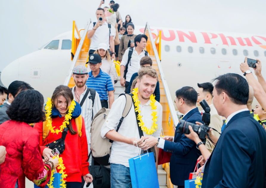 Hàng không tăng chuyến, Nha Trang đón làn sóng khách đổ về dịp lễ